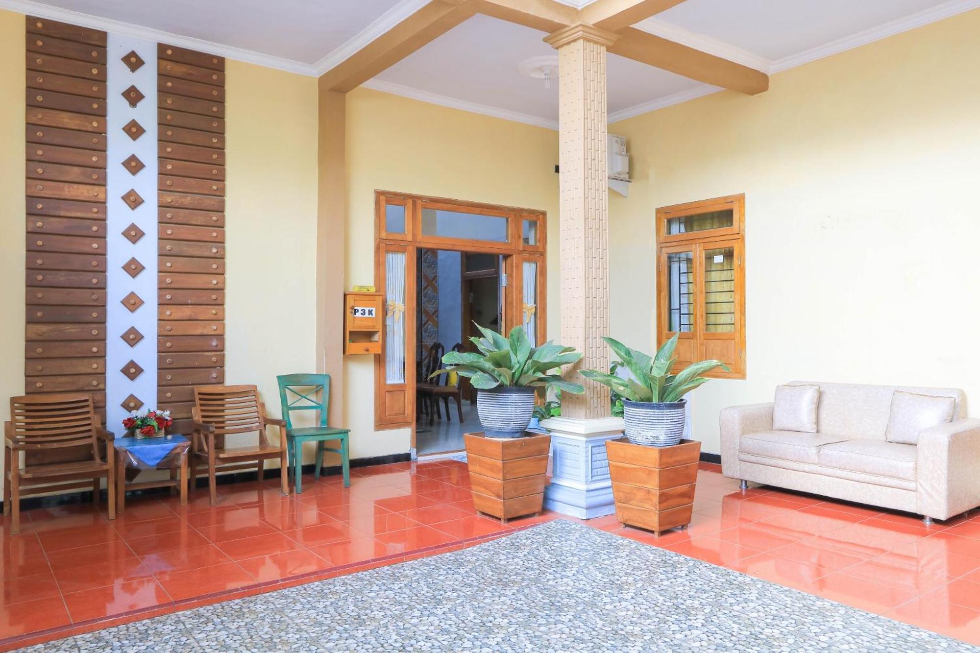 Oyo 2440 Wallet Family Residence Syariah Lumajang المظهر الخارجي الصورة